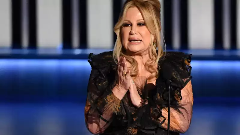 Jennifer Coolidge thanks "all the evil gays" in her Emmy acceptance speech.