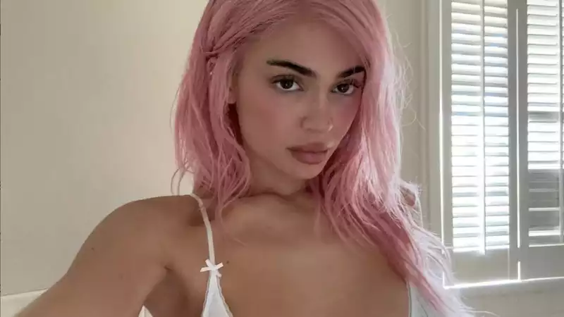 Kylie Jenner dyed her hair pink.