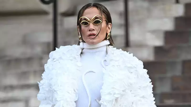 Jennifer Lopez's Schiaparelli rose coat is made of hundreds of real petals.