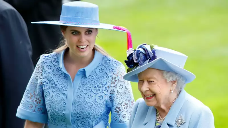 Queen Elizabeth dislikes Princess Beatrice's original name and forces Prince Andrew and Sarah Ferguson to change it.